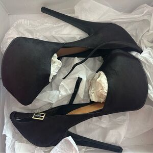 Platform heels worn once great condition, size 7.5 comes with box.